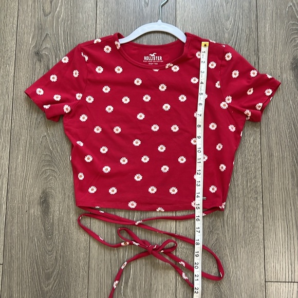 Hollister must have collection, baby tee, Size: Medium top red with daisies - Picture 6 of 8